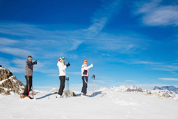 grupa szczęśliwy jazdy na nartach na stoku góry - winter friendship france italy zdjęcia i obrazy z banku zdjęć
