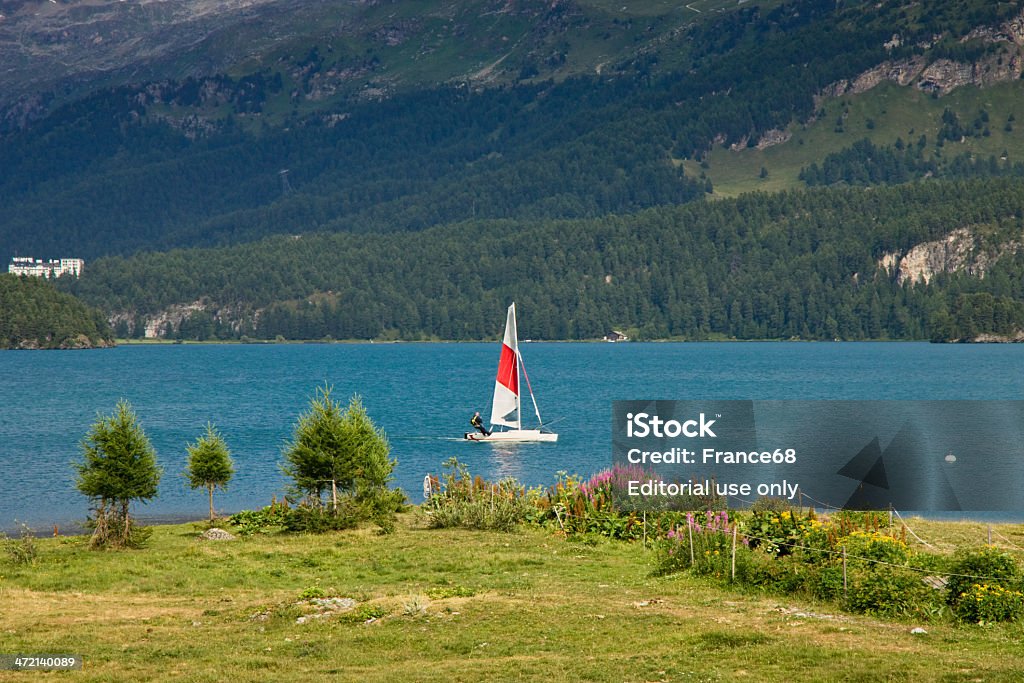 A vela sul Lago Sils (Svizzera) - Foto stock royalty-free di Alpi