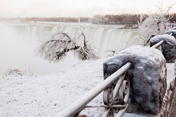 冷凍冬のナイアガラの滝 - niagara river niagara falls heat haze fog ストックフォ��トと画像