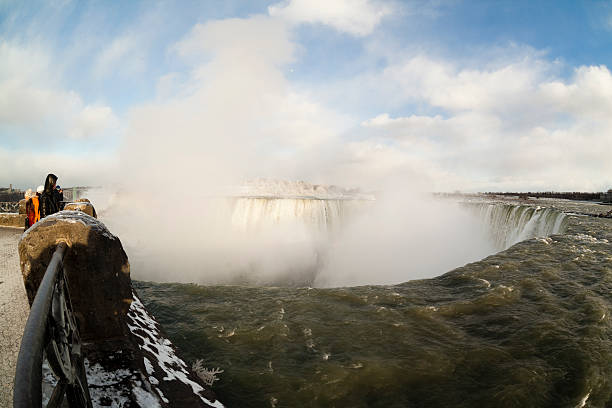 winter niagara falls - niagara river niagara falls heat haze fog stock-fotos und bilder