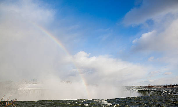 winter niagara falls - niagara river niagara falls heat haze fog stock-fotos und bilder