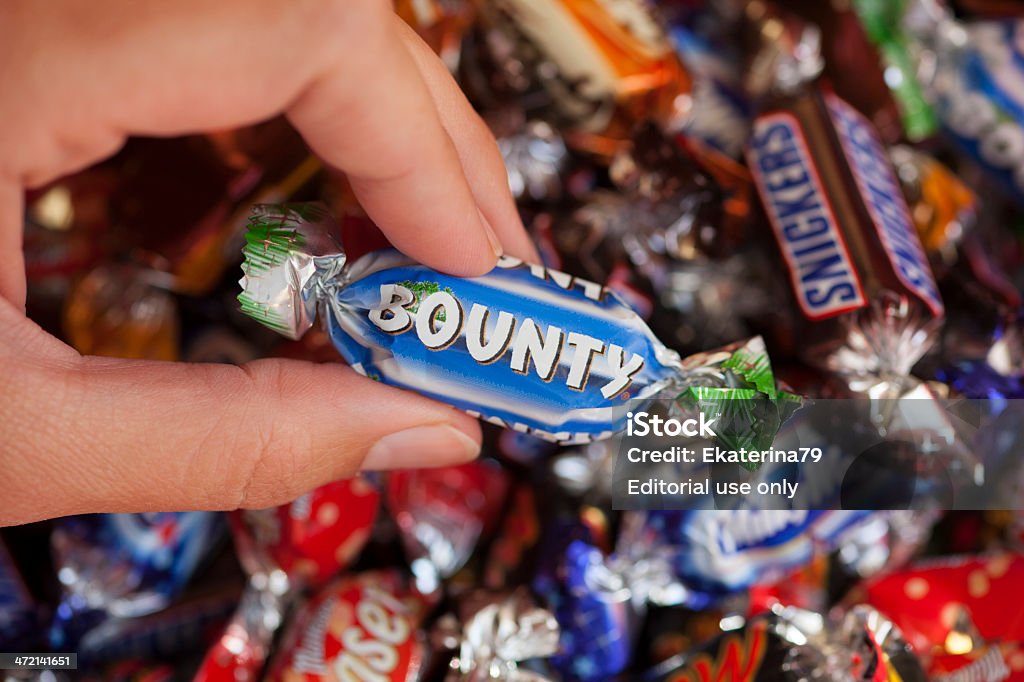 Bounty Süßigkeit in woman's hand - Lizenzfrei Daumen Stock-Foto