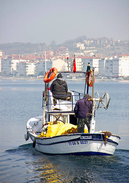 bateau de pêche commerciale - yalova photos et images de collection