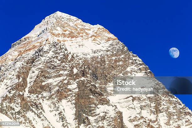 Луна Над Гора Эверест Из Кала Паттарview — стоковые фотографии и другие картинки Icefall - Icefall, Азия, Без людей