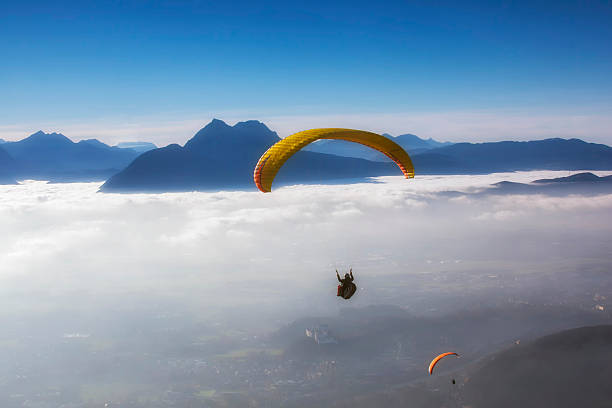 skydiving en cielo azul - paragliding sport austria parachuting fotografías e imágenes de stock