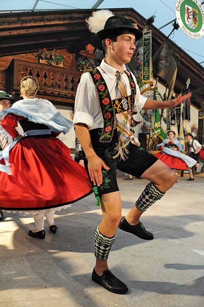 tänzer in bayern - german culture oktoberfest dancing lederhosen stock-fotos und bilder