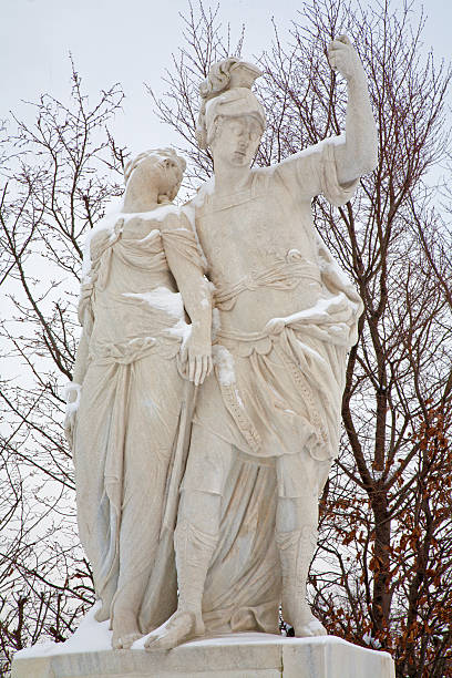 vienne-statue de brutus lucretia jardins du château de schönbrunn et - mythology snow winter austria photos et images de collection