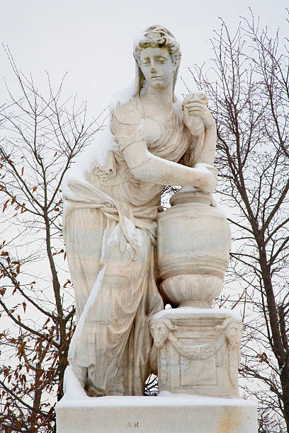 vienne-statue d'artémis jardins du château de schönbrunn - mythology snow winter austria photos et images de collection
