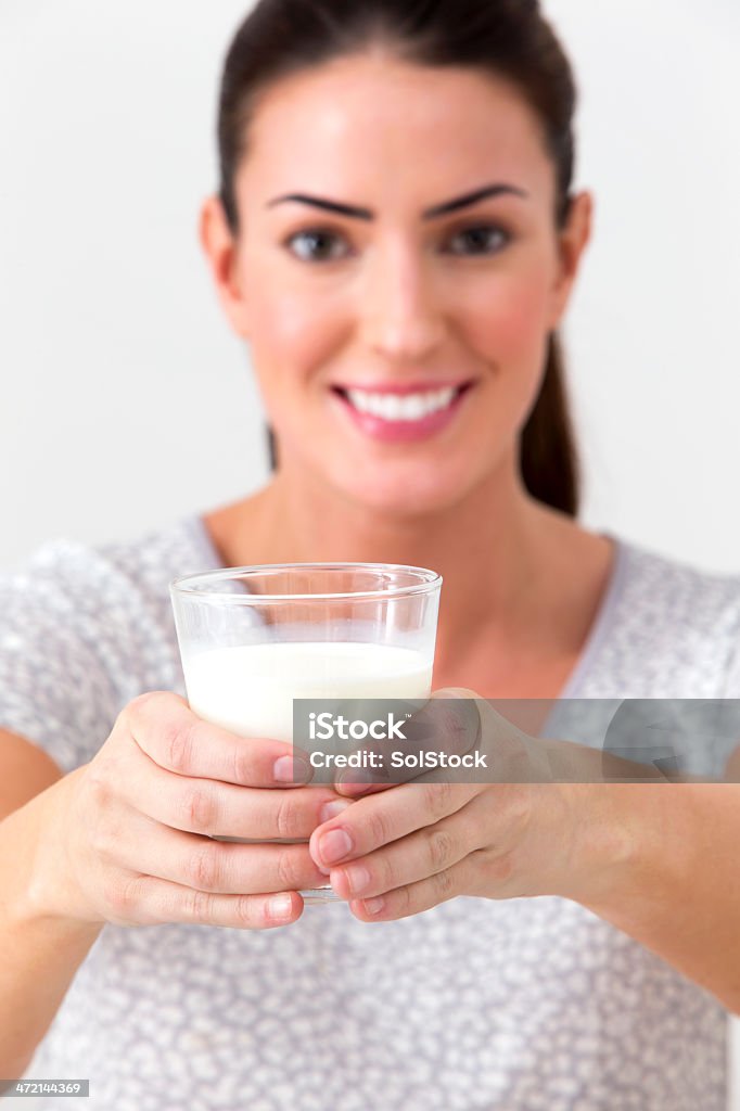 Есть молоко - Стоковые фото 20-24 года роялти-фри