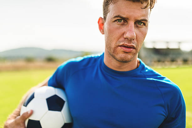 portrait de joueur de football - athlete soccer player men professional sport photos et images de collection