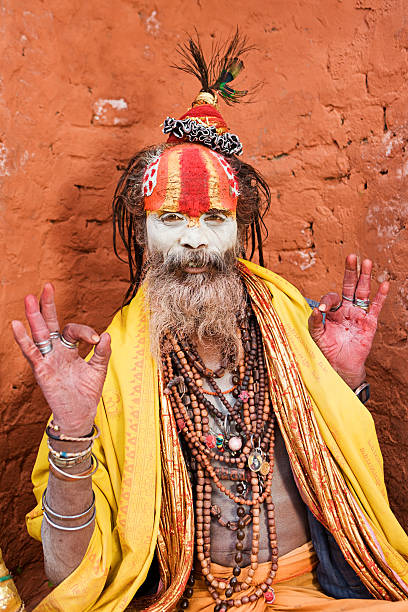 садху-�индийский holyman сидя в храм - india sadhu nepalese culture nepal стоковые фото и изображения