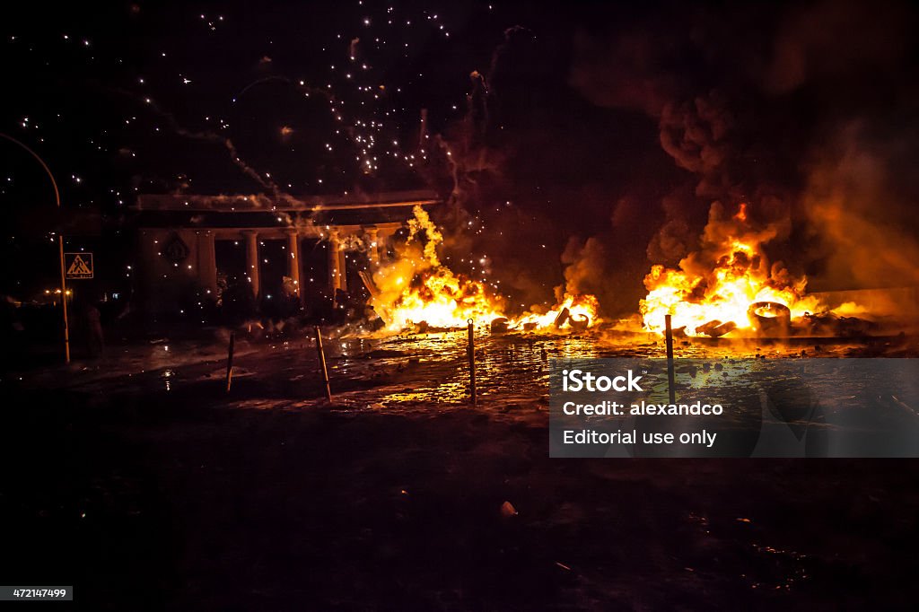 Protestas contra el Gobierno de Ucrania brote - Foto de stock de Cóctel Molotov libre de derechos