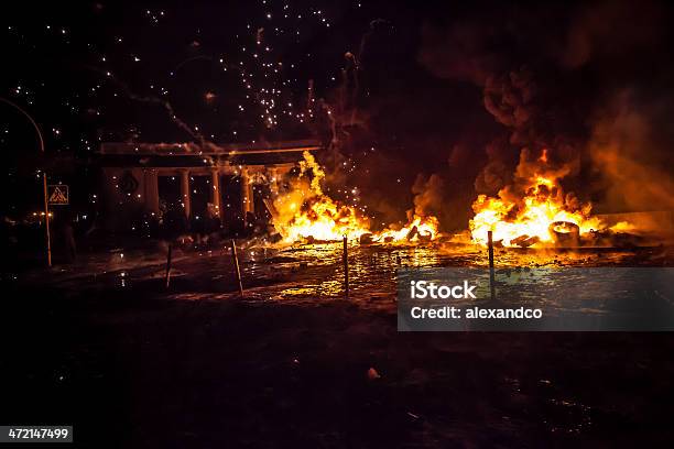 Protestas Contra El Gobierno De Ucrania Brote Foto de stock y más banco de imágenes de Cóctel Molotov - Cóctel Molotov, Bandera, Colgar