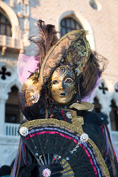 złota maska w 2013 r. karnawał w wenecji, włochy, europa - carnival 2013 veneto venice italy people zdjęcia i obrazy z banku zdjęć