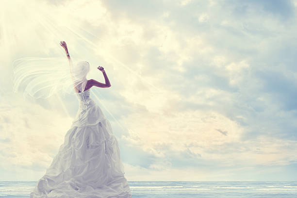 luna de miel, novia vestido de novia, cielo azul y romántico concepto de viajes - bridal portrait fotografías e imágenes de stock