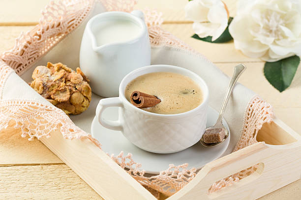 mattina caffè con cannella e latte sul vassoio in legno - single flower brown wood spice foto e immagini stock