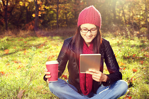 surfer sur le net - women grass glasses e reader photos et images de collection