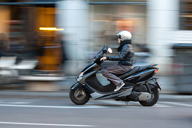 Frau auf Motorroller – Foto