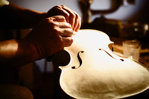 violín cafetera - fabricante de instrumentos fotografías e imágenes de stock
