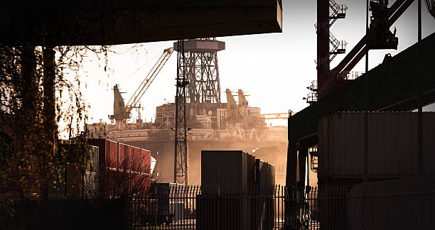 plataforma petrolífera e recipientes - crane oil well derrick crane floating oil production platform imagens e fotografias de stock