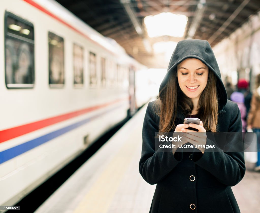 Junge Frau am Telefon im Zug Bahnhof - Lizenzfrei 25-29 Jahre Stock-Foto