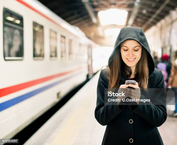 Junge Frau Am Telefon Im Zug Bahnhof Stockfoto und mehr Bilder von 25-29 Jahre - 25-29 Jahre, Am Telefon, Bahngleis