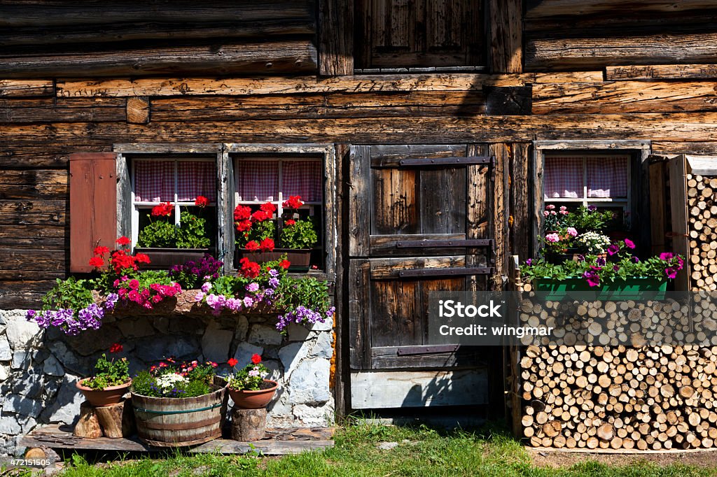 Facciata di una Capanna di legno, Alto Adige, austria - Foto stock royalty-free di Finestra