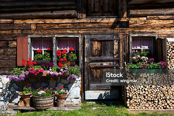 Foto de Fachada De Uma Cabana De Madeira Tirol Áustria e mais fotos de stock de Casa de fazenda - Casa de fazenda, Gerânio - Flor temperada, Janela