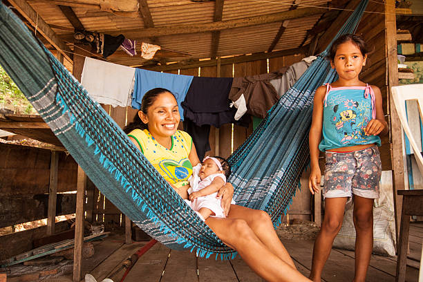 Amazon mãe com seu bebê e filha - foto de acervo