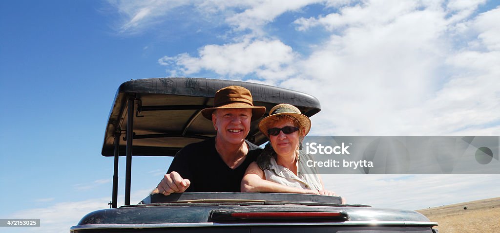 Caucasien couple Senior sur safari dans Serngeti National Park, Tanzanie - Photo de Couple senior libre de droits