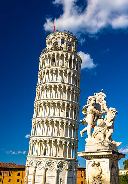 istock Fontana dei Putti and the Leaning Tower - Pisa, Italy 472155288