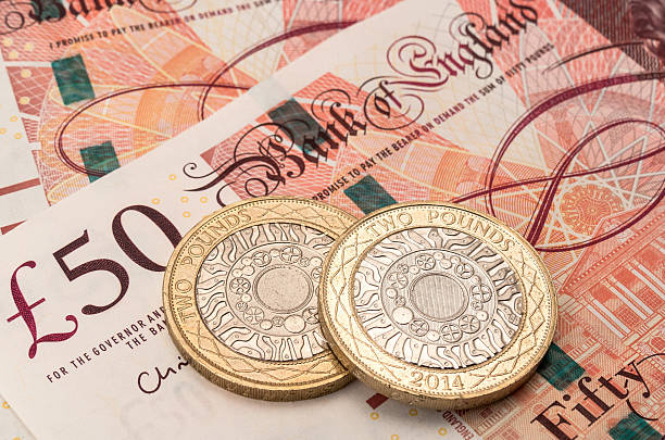 британский деньги-великобритания  - two pound coin стоковые фото и изображения
