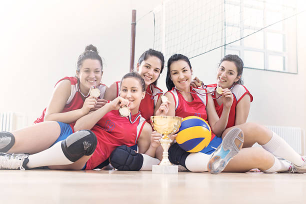 time de voleibol feminino segurando medalhas de ouro. - volleyball high school student teenage girls women - fotografias e filmes do acervo