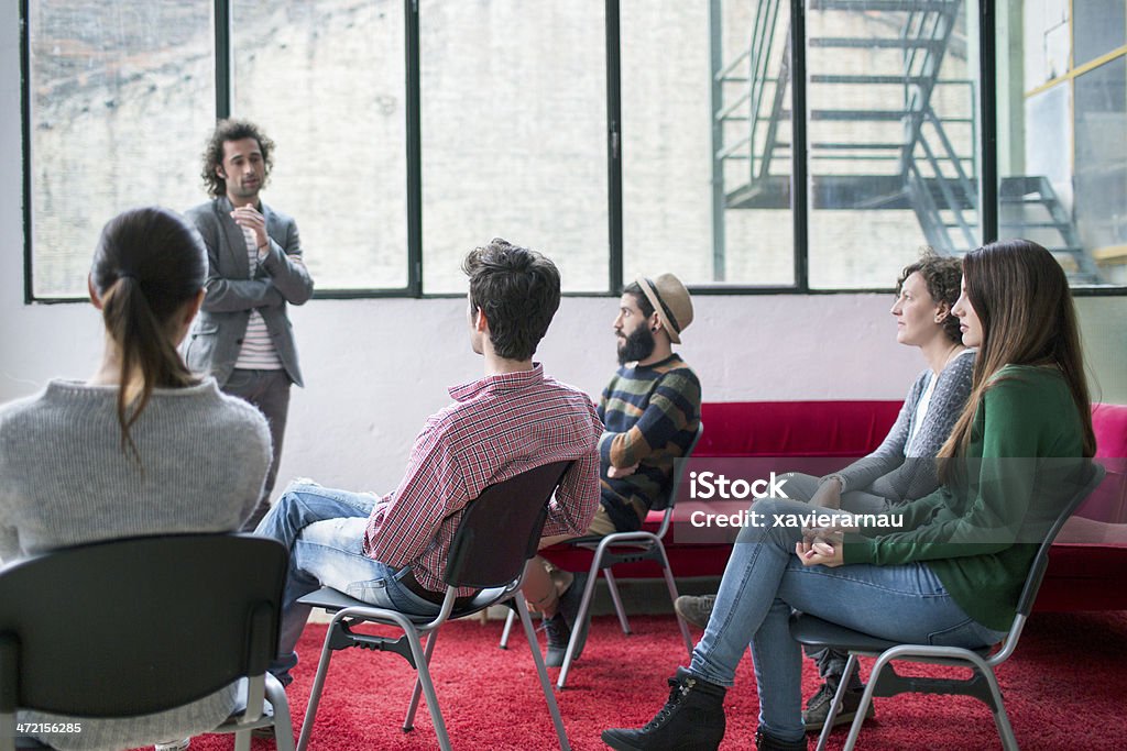 Reunião em uma inicialização - Foto de stock de 25-30 Anos royalty-free