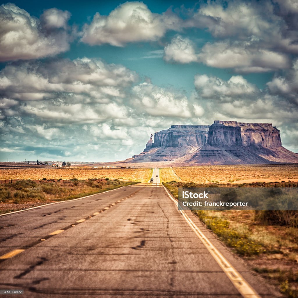 Auf der Straße im Monument valley National park desert - Lizenzfrei Nationalpark Stock-Foto