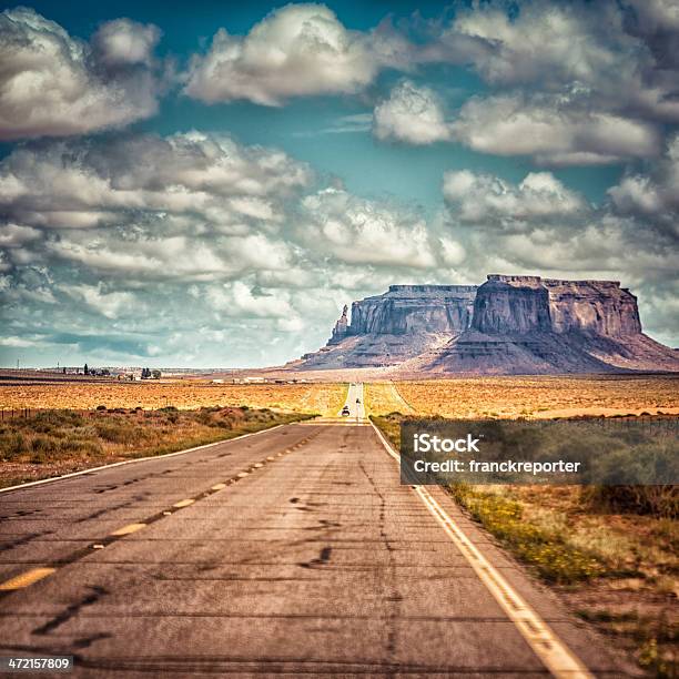 On The Road Nel Deserto Parco Nazionale Di Monument Valley - Fotografie stock e altre immagini di Parco Nazionale