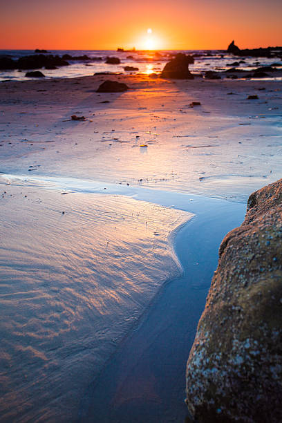 paysage coucher de soleil sur la plage en californie - natural landmark outdoors vertical saturated color photos et images de collection