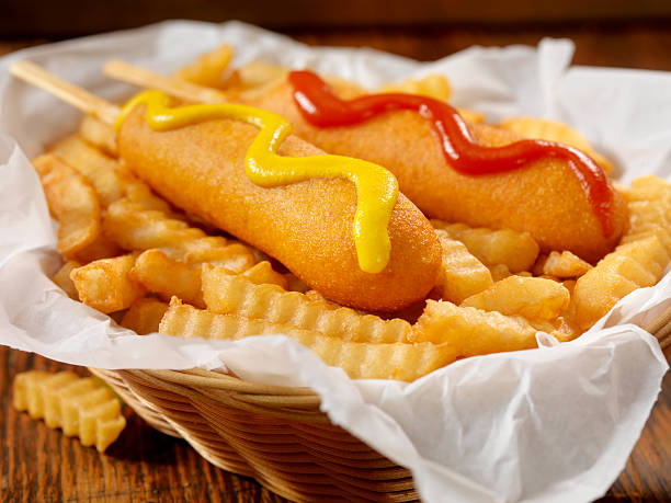 corn dogs - blanket pig hot dog sausage stock-fotos und bilder