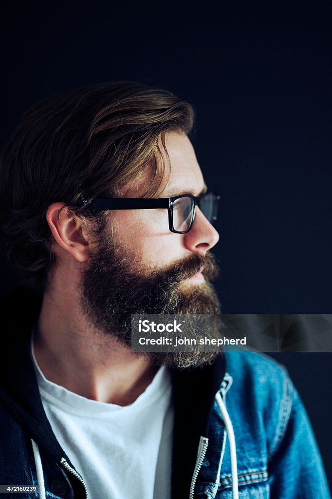 Ritratto di un uomo con la barba e occhiali - Foto stock royalty-free di Abbigliamento casual