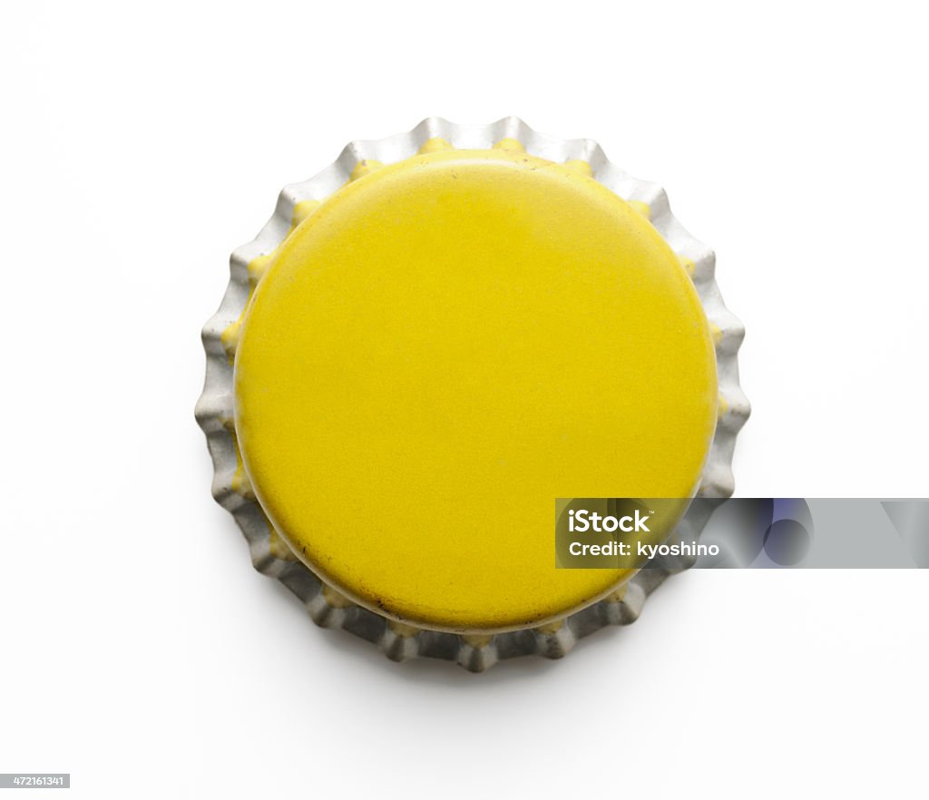 Isolato colpo del vecchio giallo Tappo di bottiglia di metallo su bianco - Foto stock royalty-free di Birra