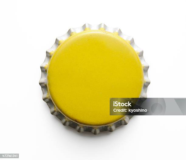 Isolato Colpo Del Vecchio Giallo Tappo Di Bottiglia Di Metallo Su Bianco - Fotografie stock e altre immagini di Birra