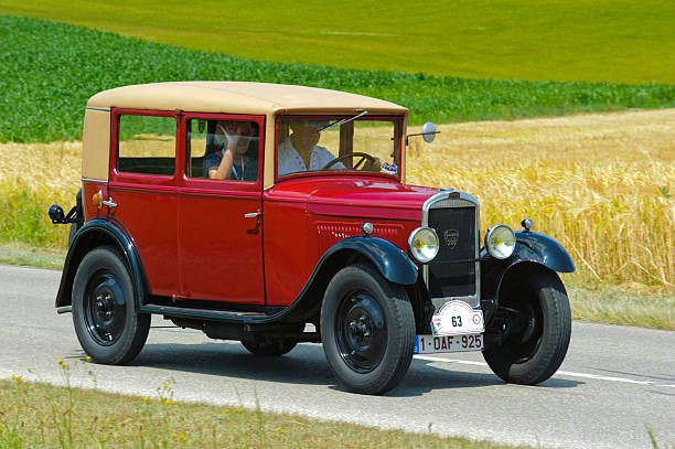 rassemblement de voitures de peugeot classique - 1920 1929 photos et images de collection