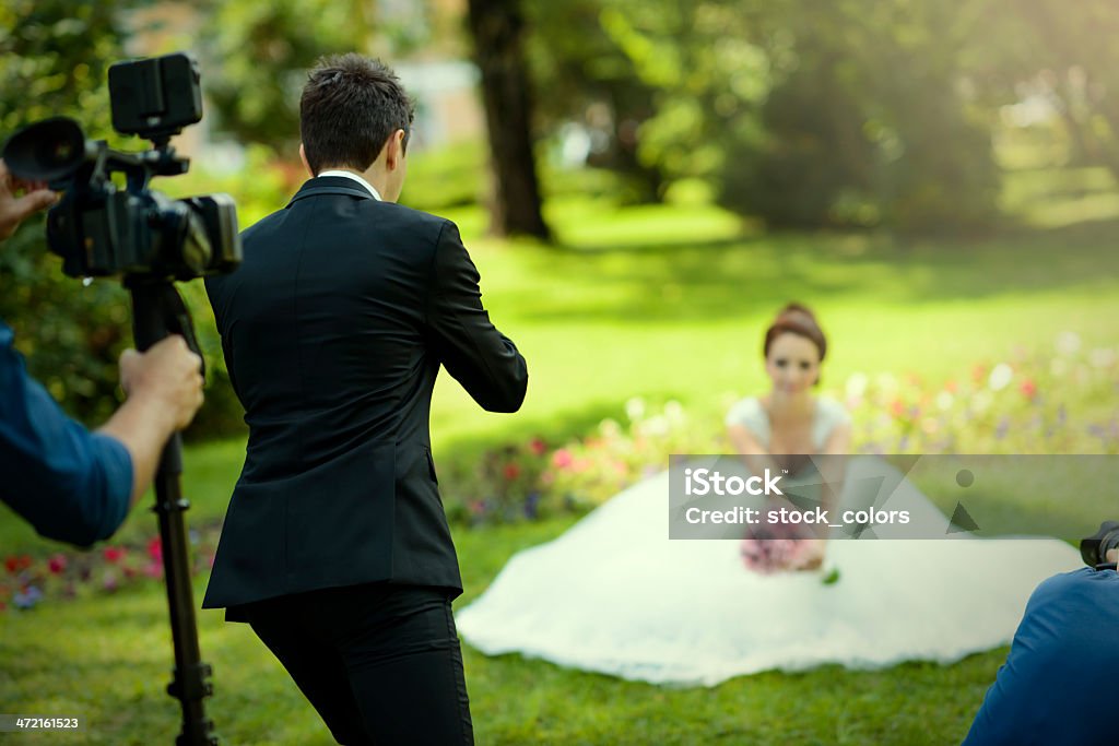 Fotografieren seine Braut und Bräutigam - Lizenzfrei Anzug Stock-Foto