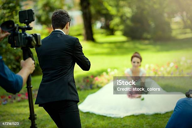 Fotografieren Seine Braut Und Bräutigam Stockfoto und mehr Bilder von Anzug - Anzug, Arbeiten, Braut
