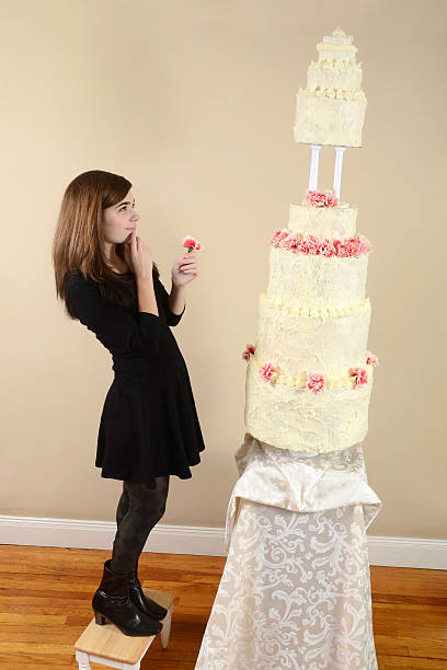 chica con un pastel de altura - gateaux cake birthday decorating fotografías e imágenes de stock