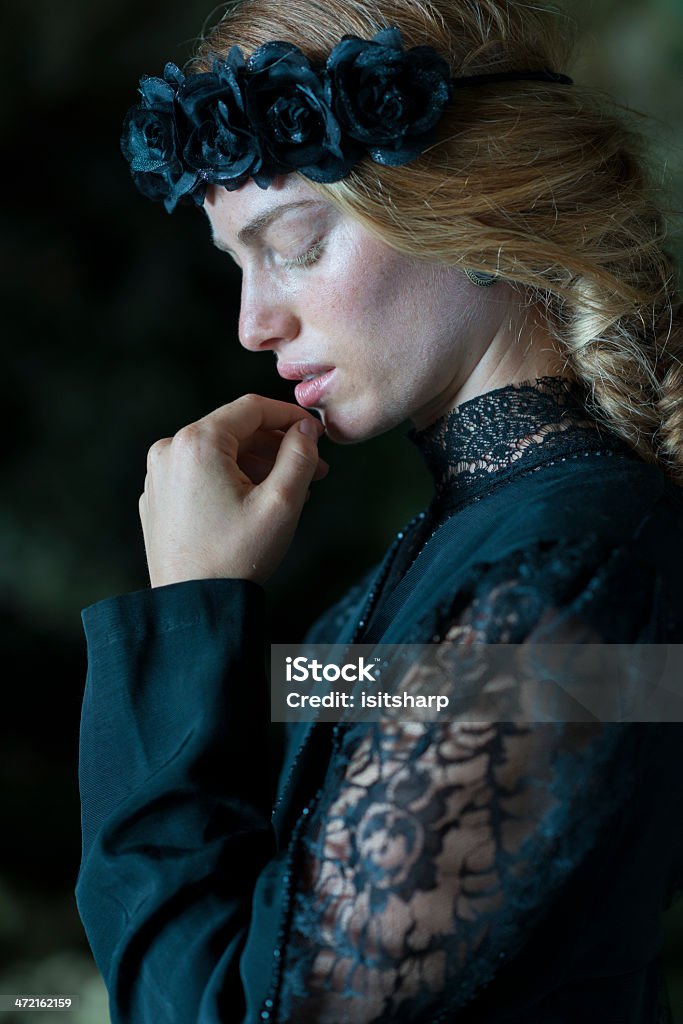 Портрет молодой женщины в скорби - Стоковые фото 20-24 года роялти-фри