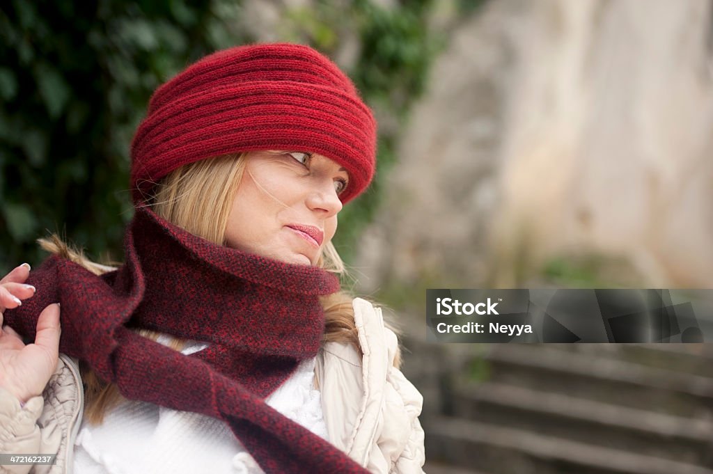 아름다운 여자 레드 Woolen 모자, 스카프 - 로열티 프리 40-49세 스톡 사진