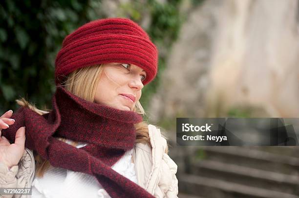 Piękna Kobieta Z Czerwony Woolen Czapka I Szalik - zdjęcia stockowe i więcej obrazów 40-49 lat - 40-49 lat, 50-59 lat, Blond włosy