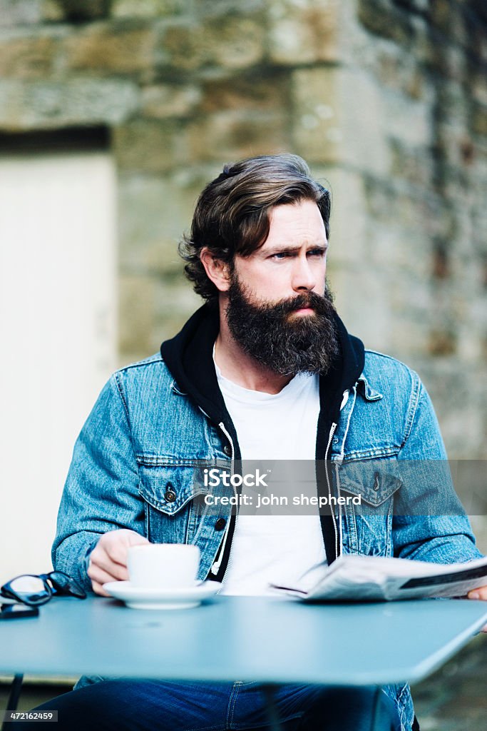 Бородатый мужчина с кофе и газеты - Стоковые фото 30-39 лет роялти-фри