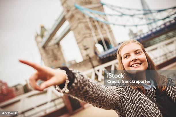 Foto de Turista Em Tower Bridge Em Londres e mais fotos de stock de 20 Anos - 20 Anos, Adulto, Apontar - Sinal Manual